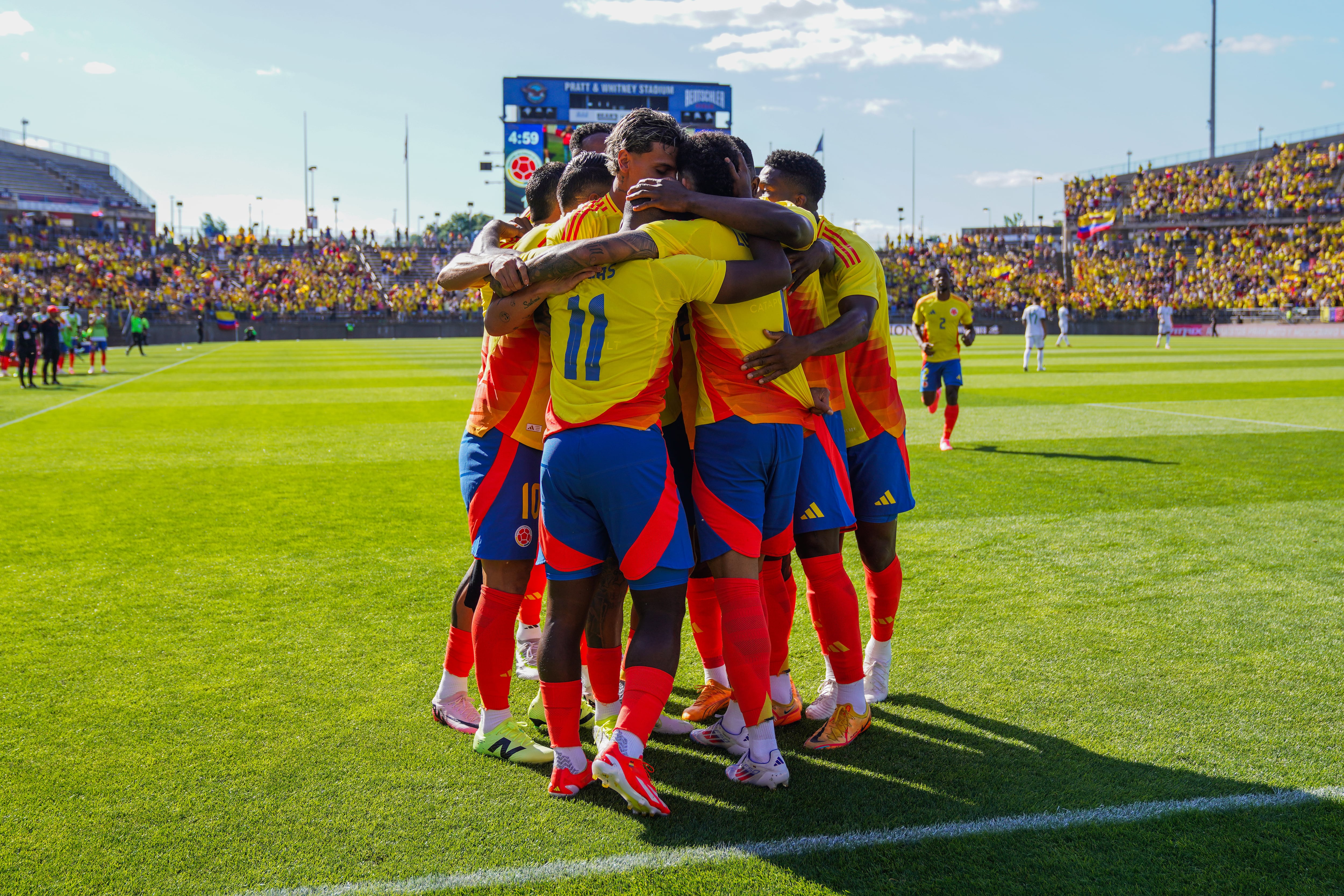 Jugadores de Colombia celebran un gol ante Bolivia este sábado, en un partido amistoso internacional entre las selecciones de Colombia y Bolivia en el estadio Rentschler Field en East Heatford (EEUU). EFE/Joe Buglewicz
