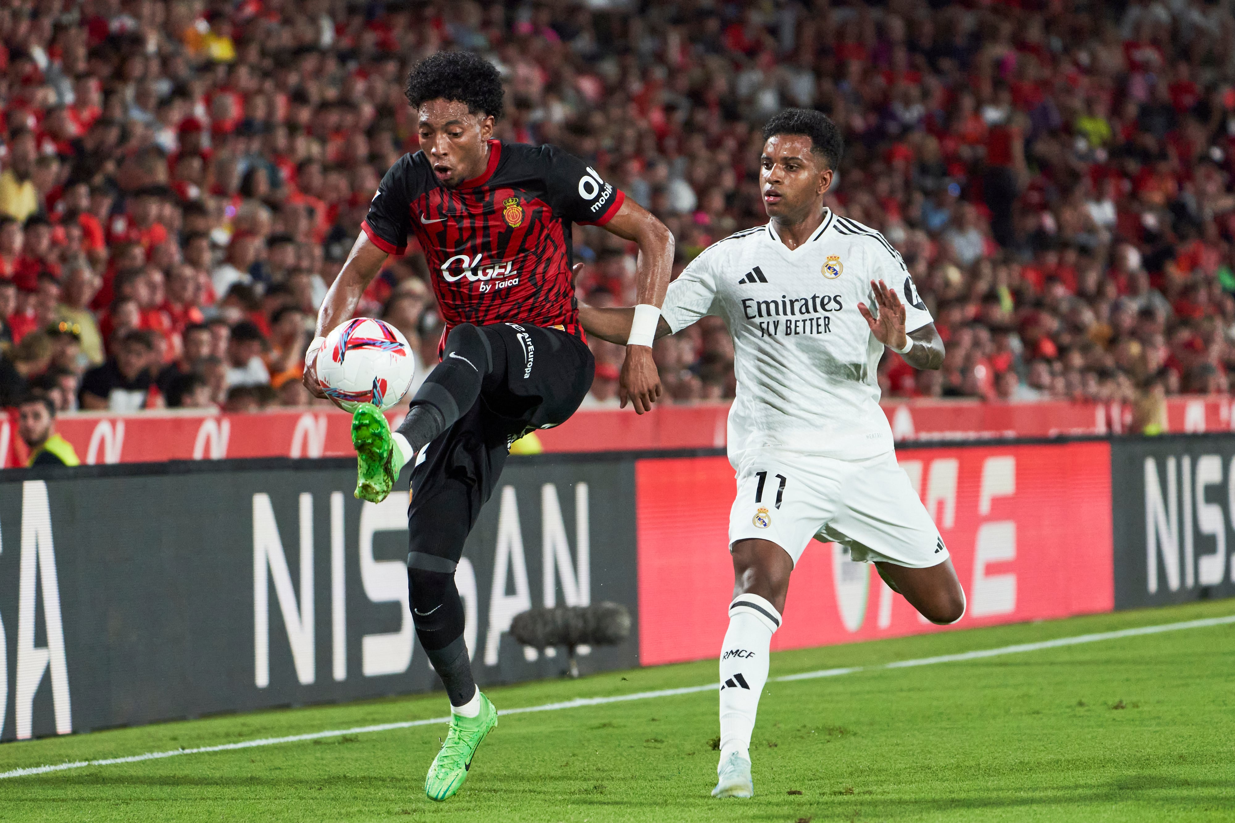 Johan Mojica of RCD Mallorca and Rodrygo of Real Madrid