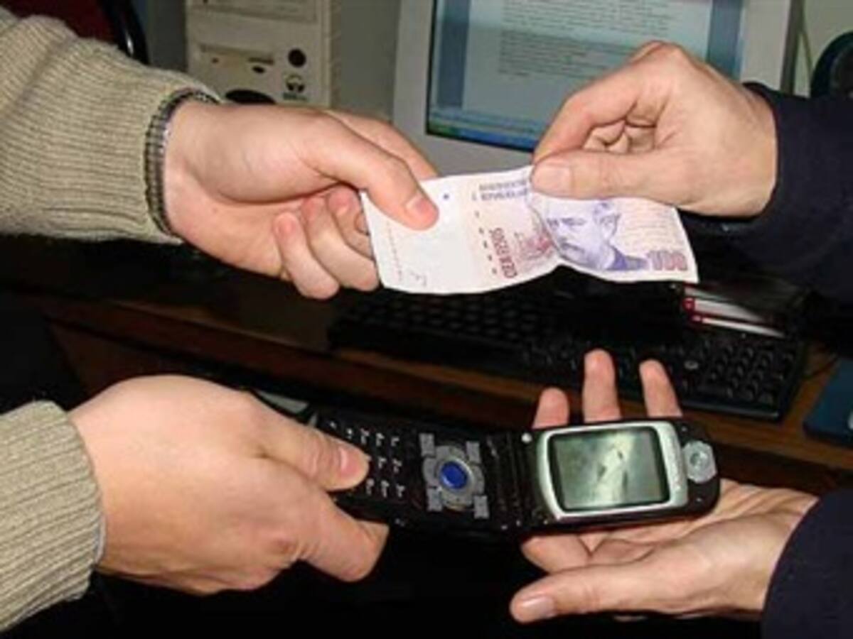 La Policía persigue banda que estafa con celulares dañados en Bogotá