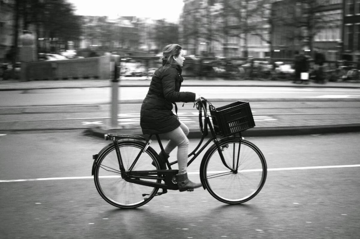 En la página cyclechicrepublic.com hay fotos de personas de diferentes ciudades del mundo que se han unido a la moda de movilizarse en bicicleta con estilo.