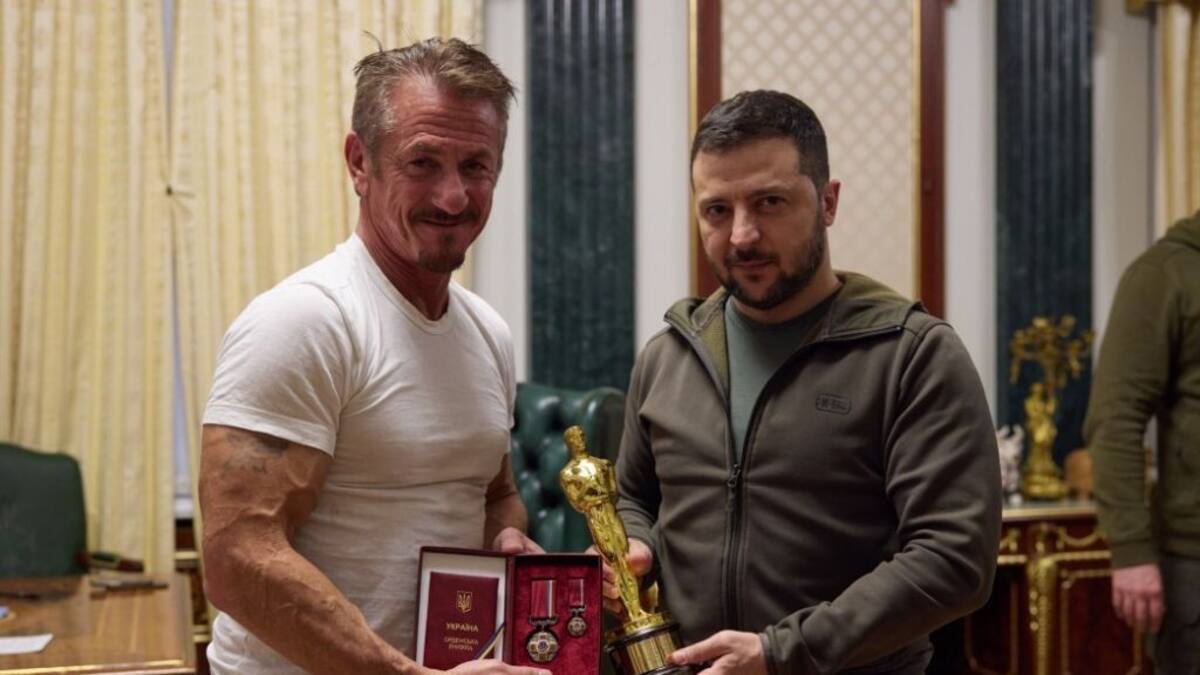 Sean Penn entrega a Zelenski su Premio Óscar: lo dejará en Kiev “hasta la victoria”