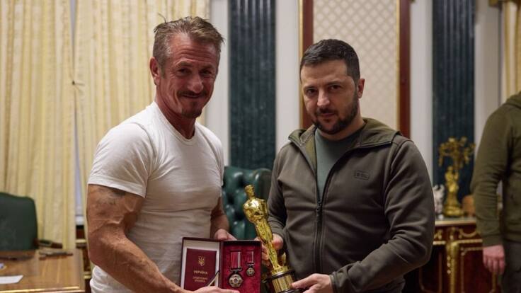 Sean Penn entrega a Zelenski su Premio Óscar: lo dejará en Kiev “hasta la victoria”