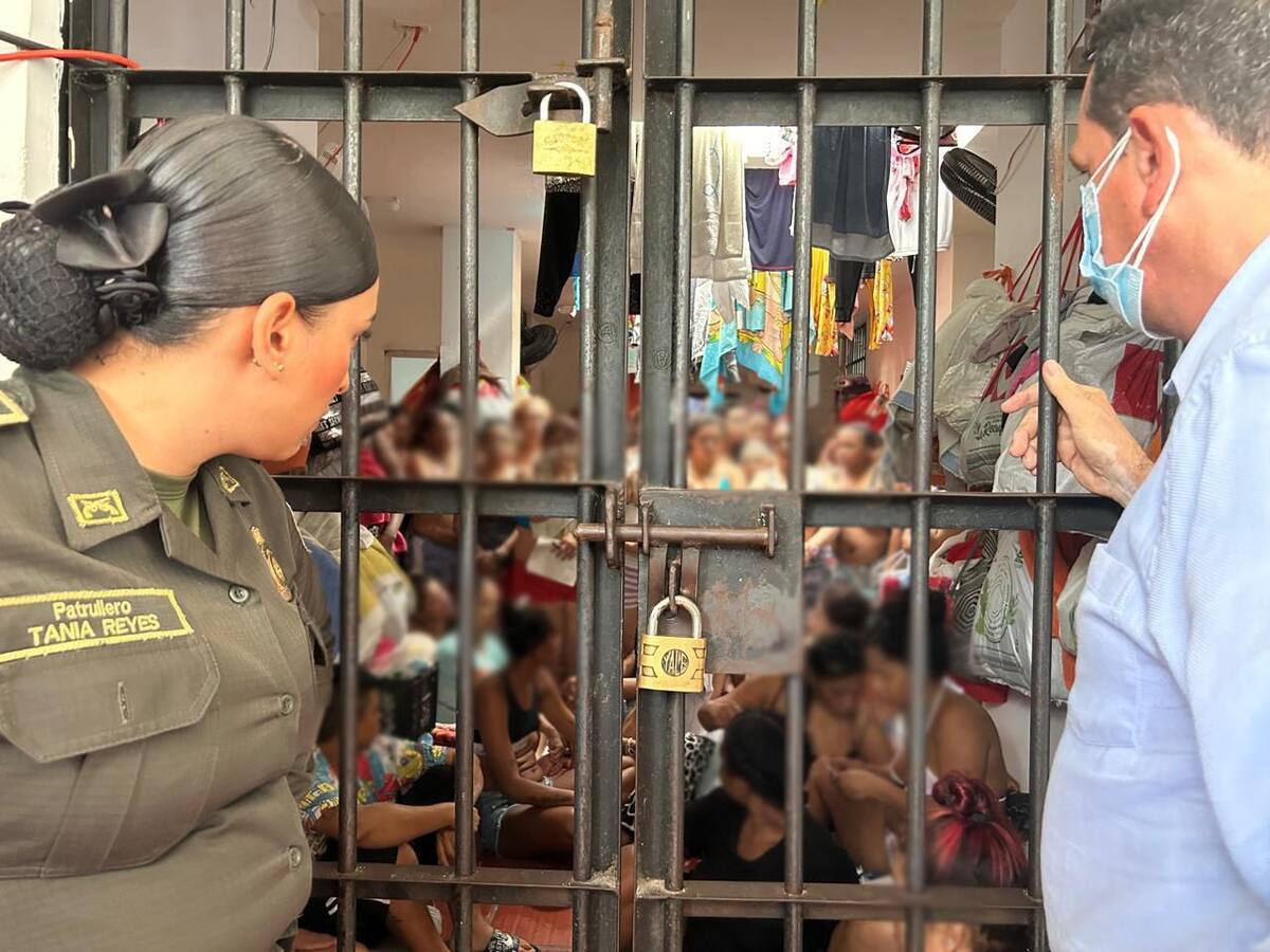 Salud de detenidos en estaciones de policía en riesgo por brote de enfermedades