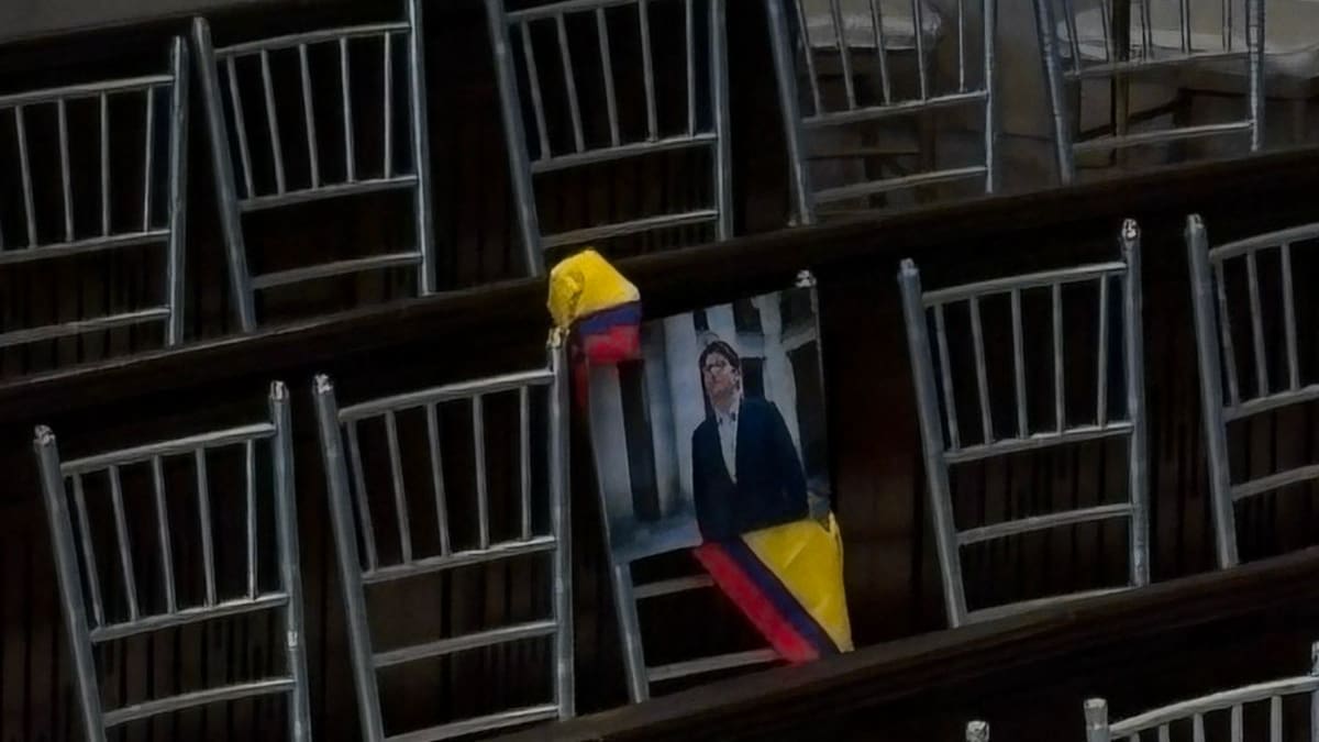 Instalación del Congreso: Curul de Miguel Uribe presente con foto y bandera