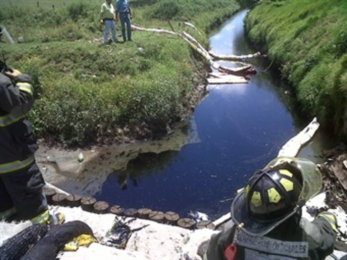 Con baldes recogen combustible derramado en el Canal de Torca