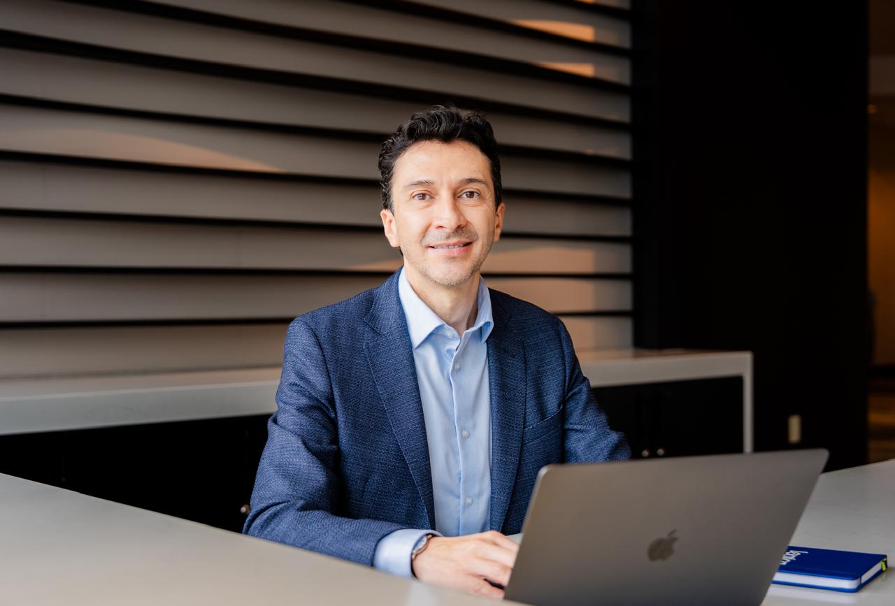 Para él, la eficiencia no tiene sentido si se pierde de vista a quienes sostienen los procesos y quizás por eso su proyecto más tecnológico se presenta, en el fondo, como una forma de ordenar la confianza