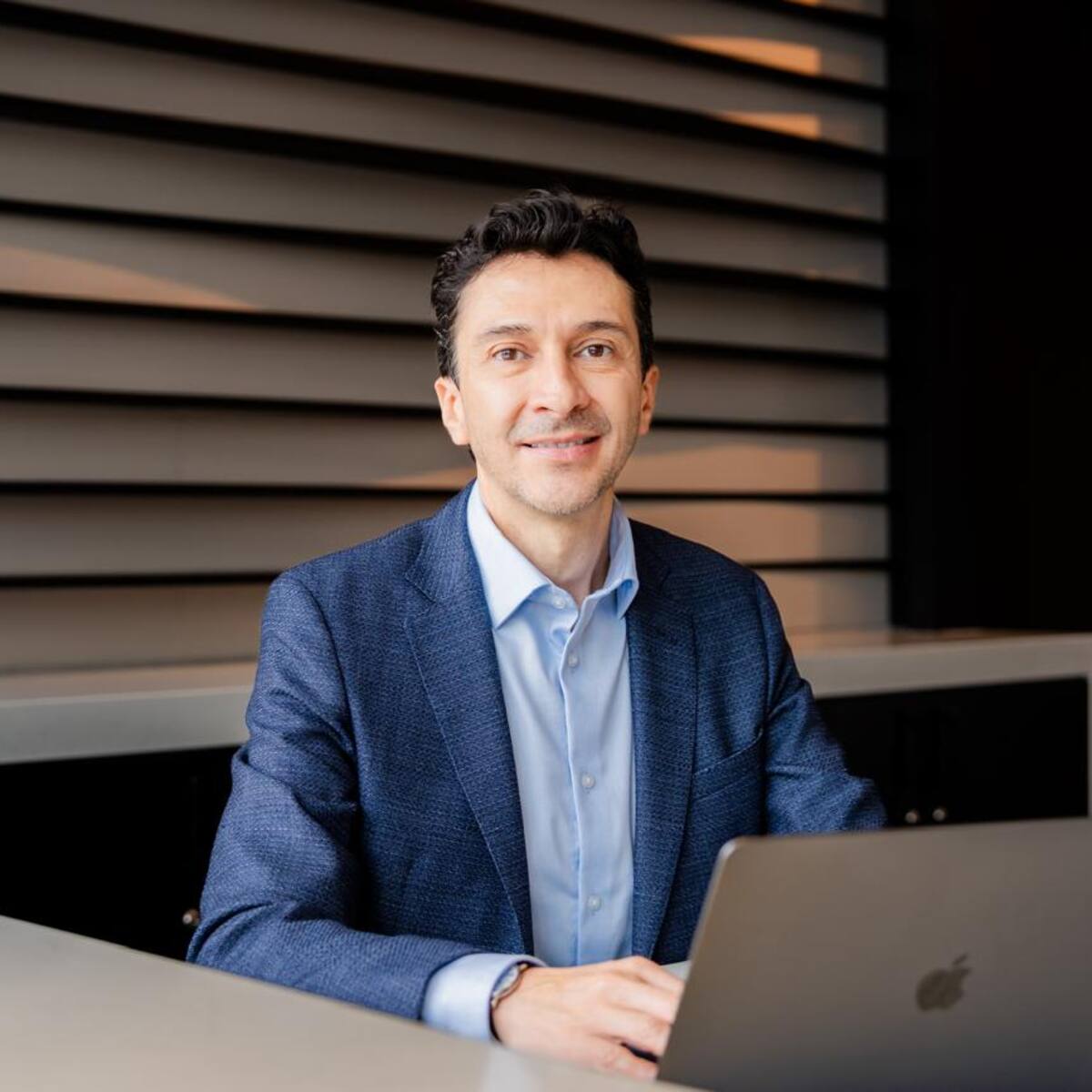 Esteban Camacho, el latino que defiende la idea de auditar el futuro desde una pantalla