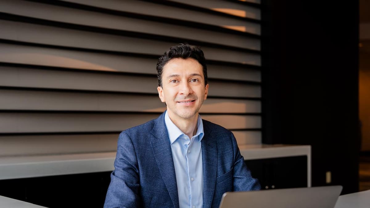 Esteban Camacho, el latino que defiende la idea de auditar el futuro desde una pantalla