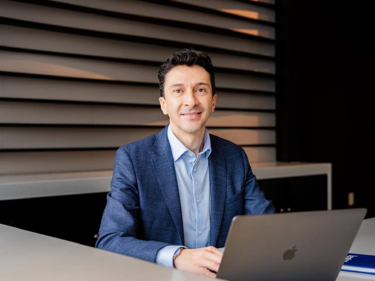 Esteban Camacho, el latino que defiende la idea de auditar el futuro desde una pantalla