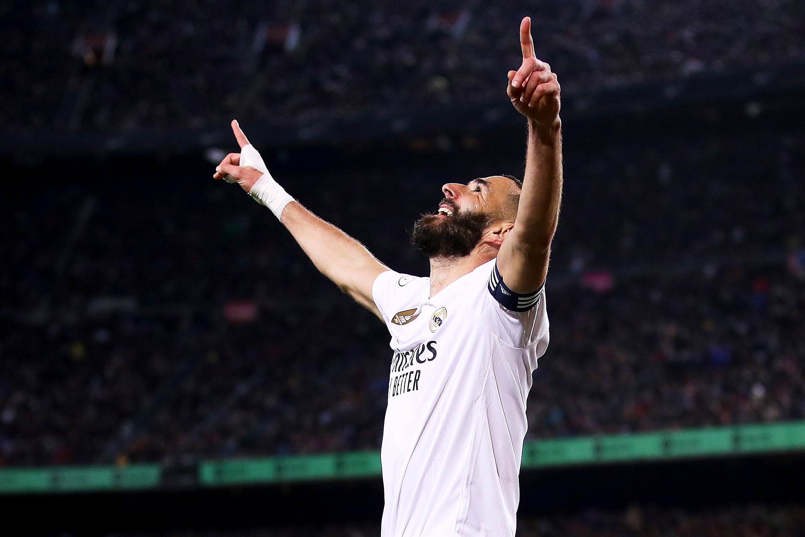Karim Benzema celebra uno de sus tres goles ante el Barcelona. (Photo by Eric Alonso/Getty Images)