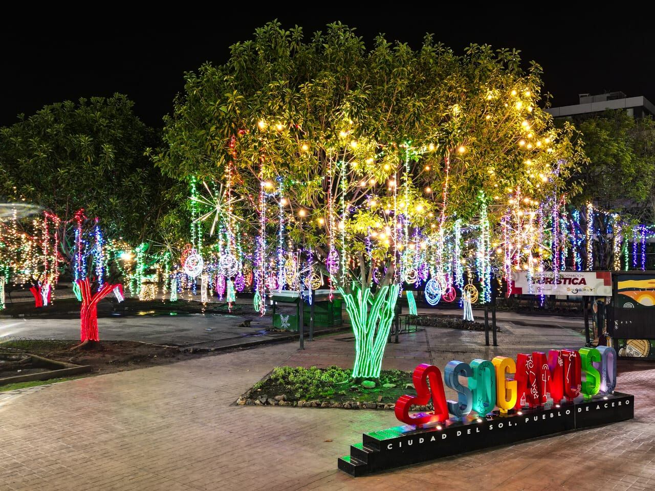 350 figuras luminosas y 2.500.000 luces LED adornarán desde esta noche la ciudad de Sogamoso para que propios y visitantes disfruten de la magia de la Navidad / Foto: Suministrada.