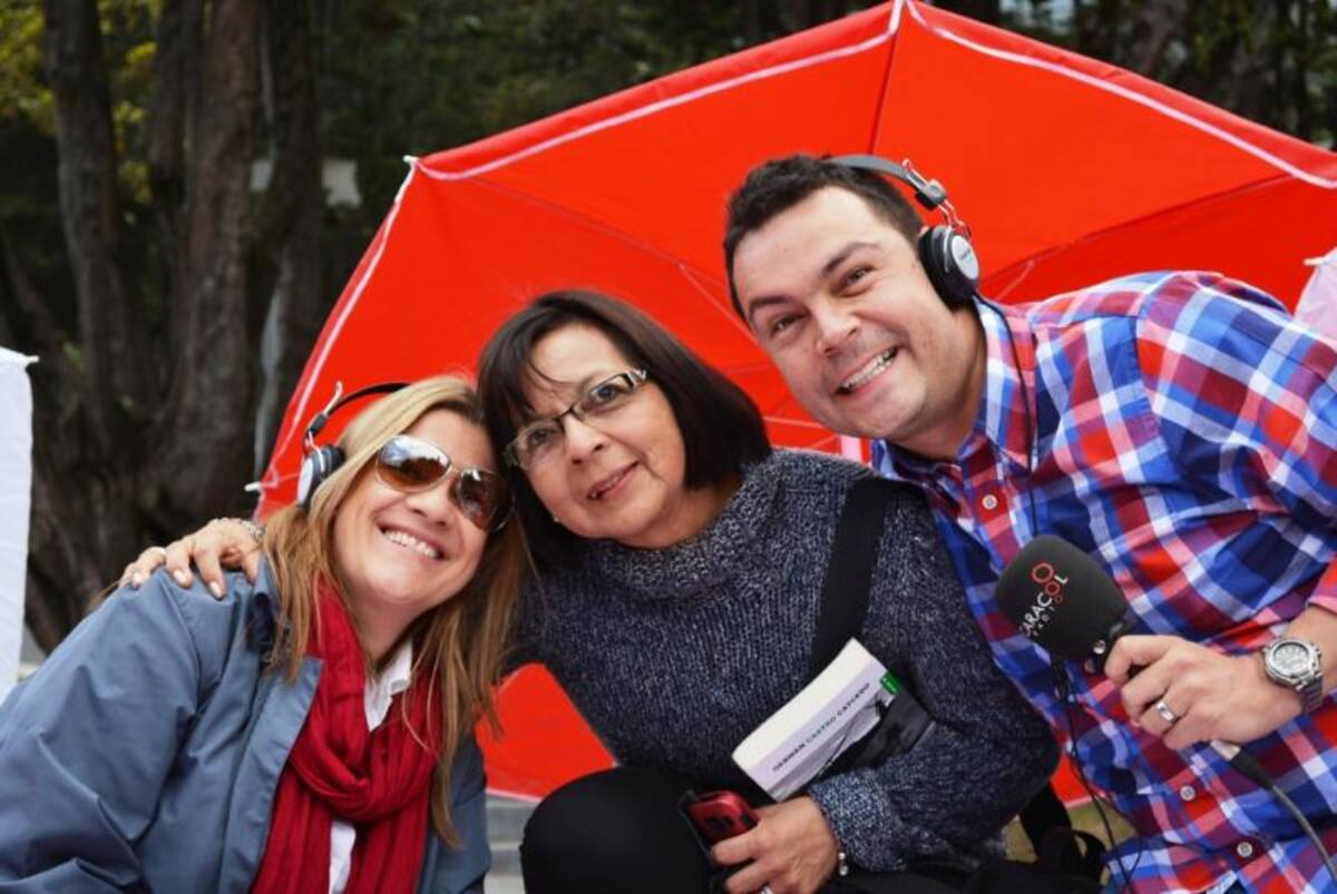 Oyentes expresaron todo su cariño con abrazos a sus locutores