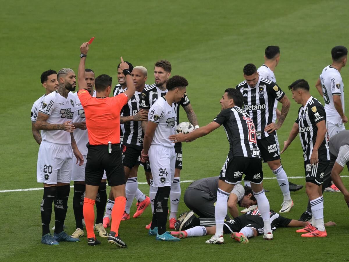 Video: Insólita expulsión a los 35 segundos en la final de la Copa Libertadores 2024