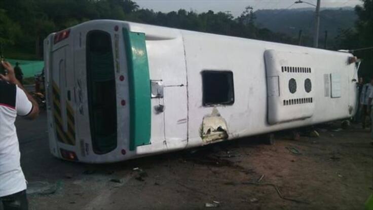 Conductor de bus accidentado en Silvania iba peleando con una tractomula