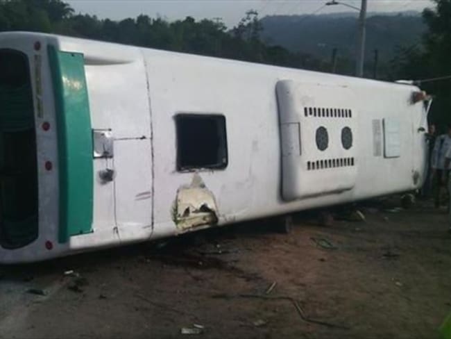 Conductor de bus accidentado en Silvania iba peleando con una tractomula