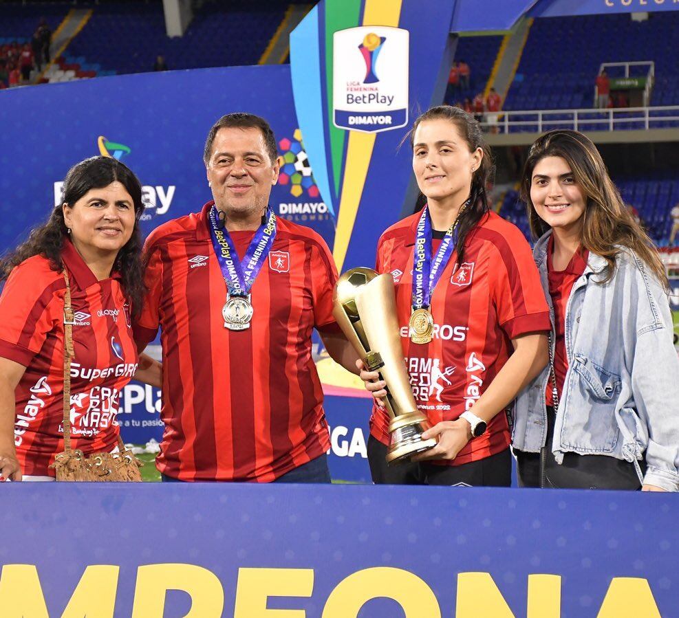 Tulio Gómez y su hija Marcela Gómez en la celebración del título de América femenino en 2022 / @tulioagomezg