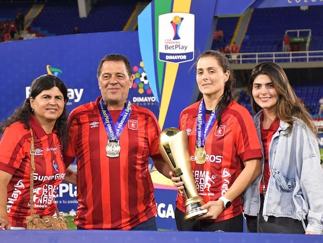 Tulio Gómez y su hija Marcela Gómez en la celebración del título de América femenino en 2022 / @tulioagomezg