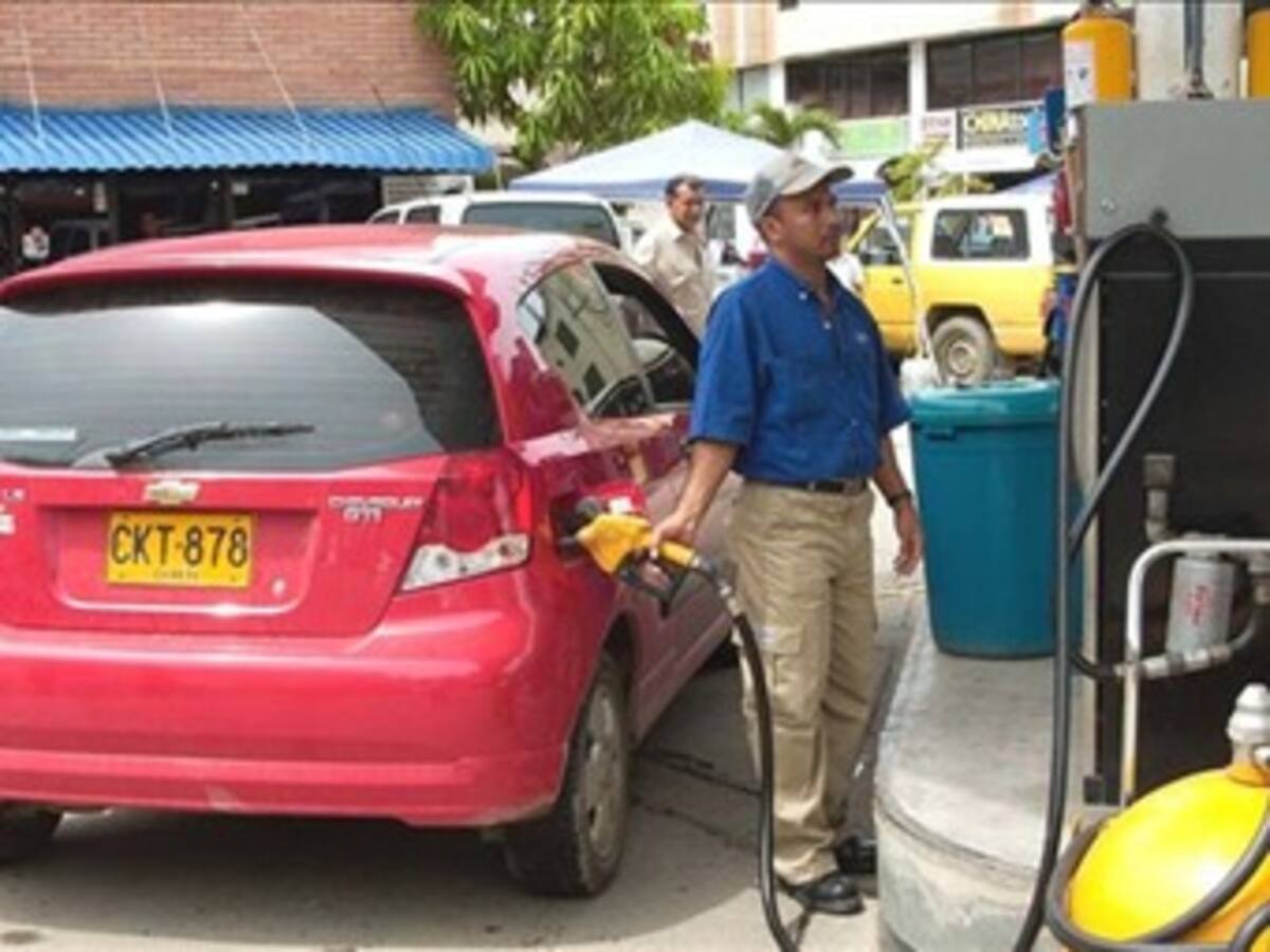 Galón de gasolina extra bajará 224 pesos