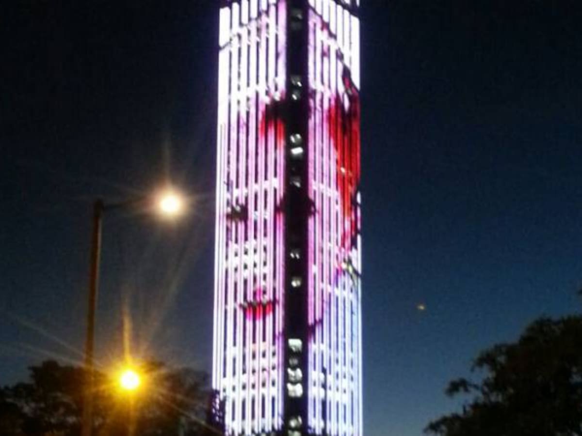 Torre Colpatria proyecta imagen de Juan Sebastián