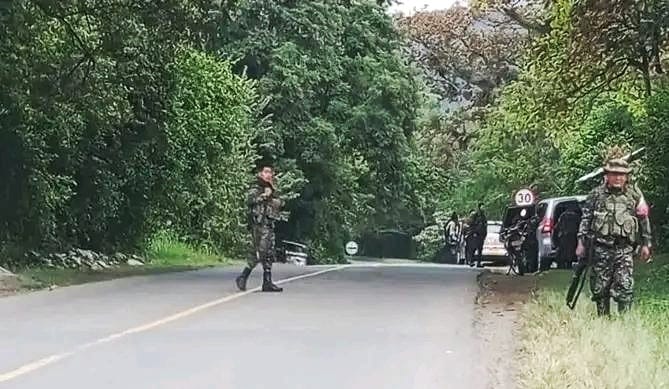 Retén ilegal en Caloto donde comunidades y Guardia Indígena exigieron la retirada de los actores armados. Crédito: Suministrada.