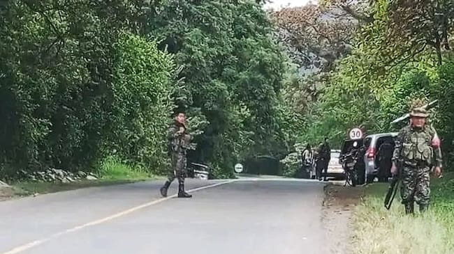 Retén ilegal en Caloto donde comunidades y Guardia Indígena exigieron la retirada de los actores armados. Crédito: Suministrada.