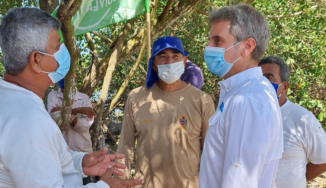 Ministro de Ambiente Carlos Correa en visita a la ciénaga de Mallorquín