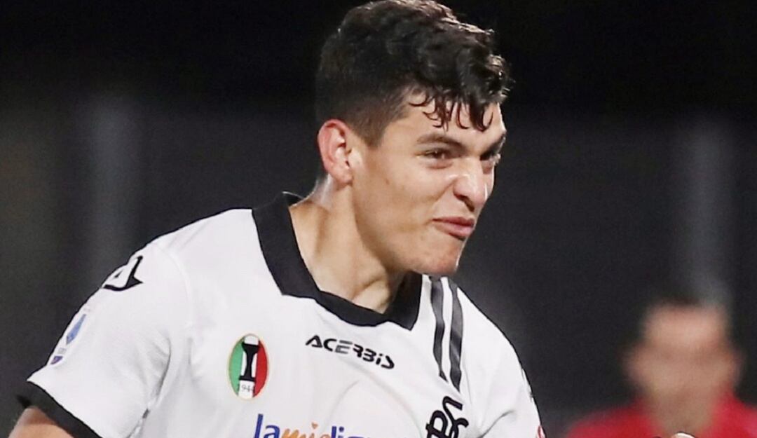 Kevin Agudelo festeja su tercer gol con Spezia en la presente temporada.