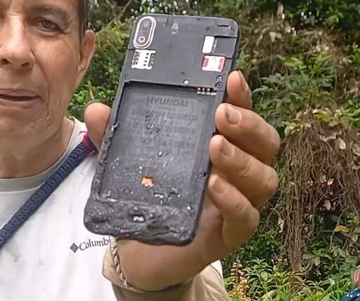 Así quedó el celular que se les estalló a un campesino en Córdoba, Quindío. Foto: Cortesía Carlos Arturo López