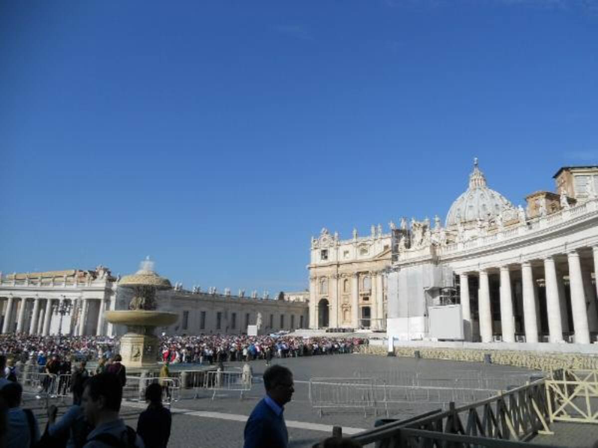 La gente tras el papa Francisco