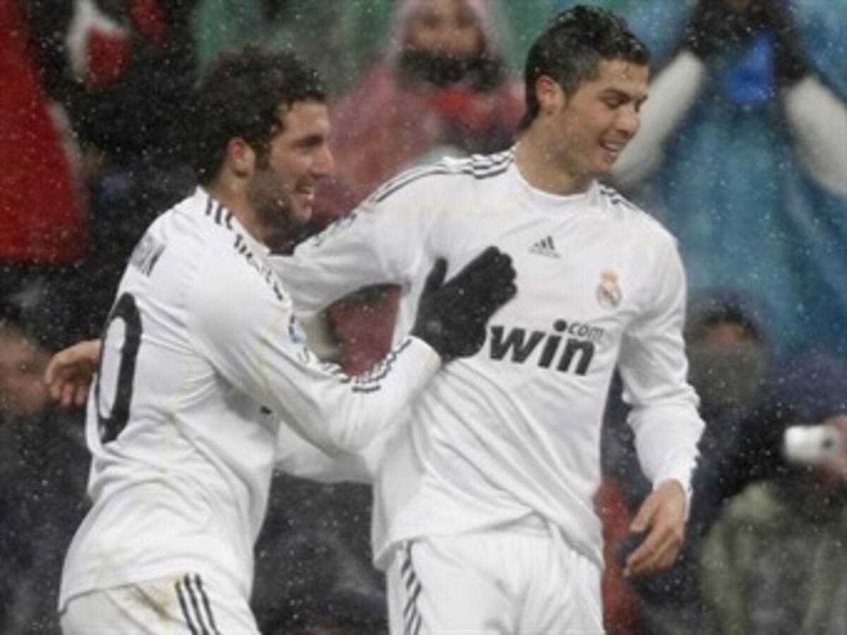 Juventus empató 2-2 con Génova en Turín y sigue liderando el Calcio