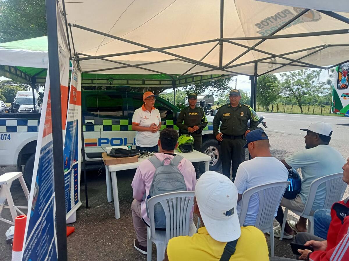 Campaña de seguridad vial ‘Siempre Seguros’ de la Policía se tomó la vía Gambote