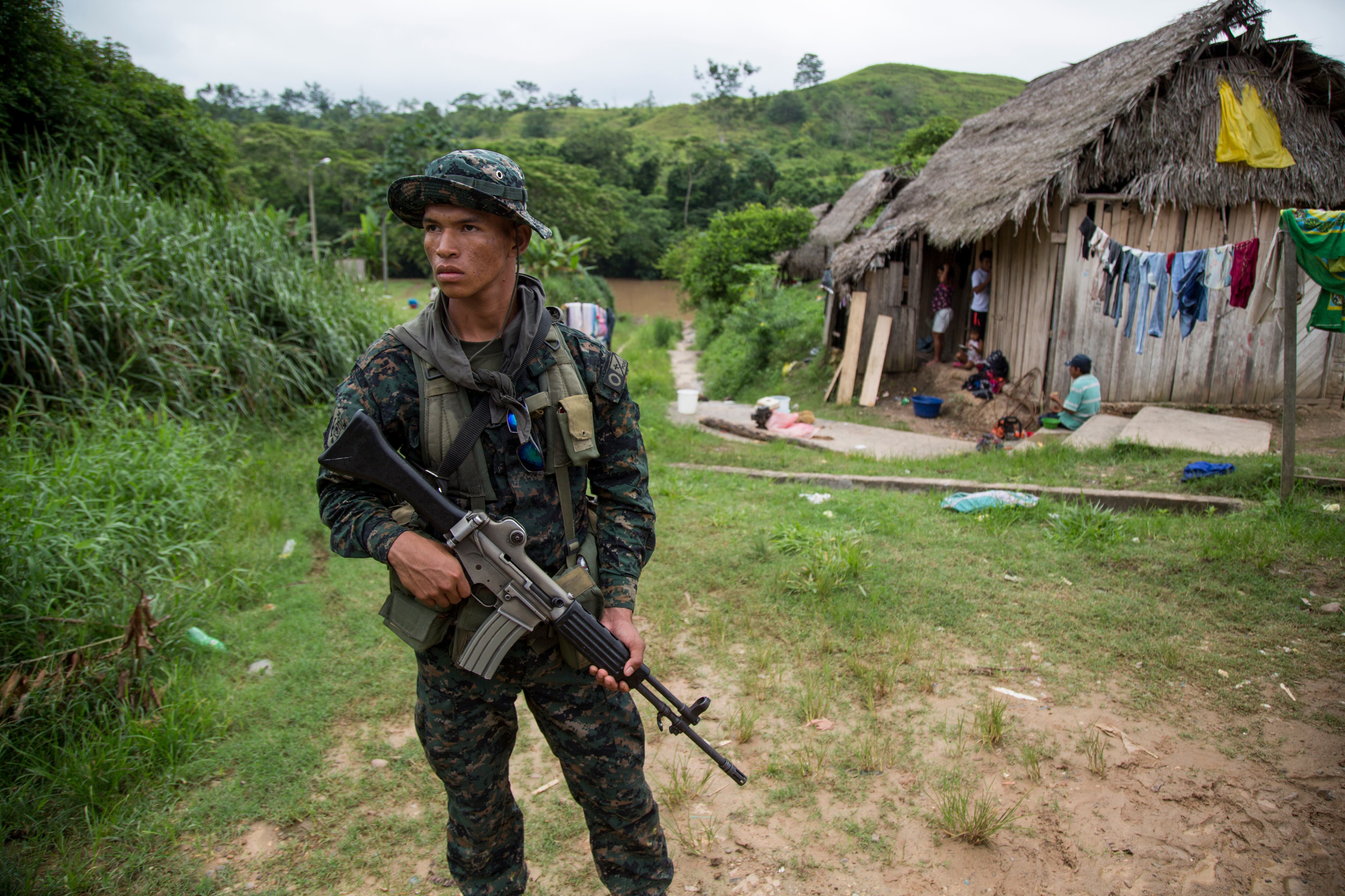Presencia militar peruana en tareas de reconocimiento, patruya y control territorial en Sinchi Toca, Peru.  
(Foto:    Manuel Medir/Getty Images)