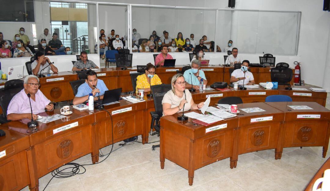 Solo 5 concejales votaron positiva la moción de censura,  se necesitaban 13 por lo que el funcionario continuara en el cargo.