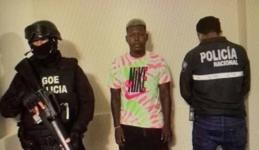 Gabriel Cortez tras ser detenido por las autoridades ecuatorianas.                         Foto: Twitter @directfutbolec