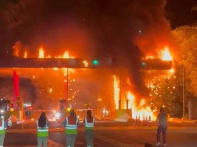 Aparatoso incendio en peaje que conecta Cundinamarca y Tolima. Foto: Bomberos Cundinamarca.