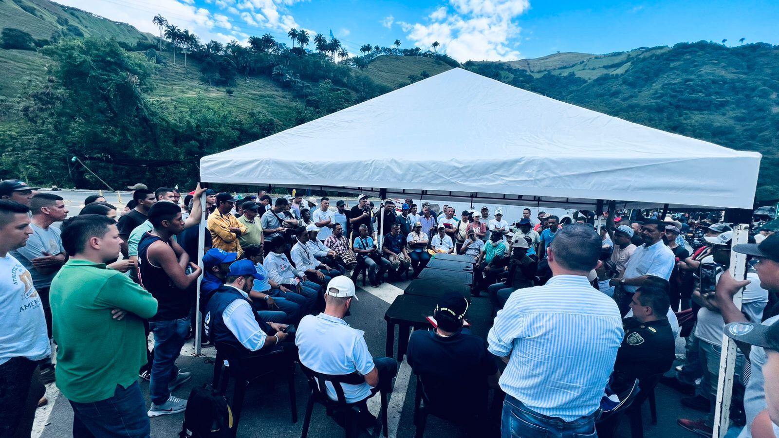 Mesa de diálogo entre representantes de los mineros tradicionales de Marmato (Caldas) y autoridades municipales. Foto suministrada.