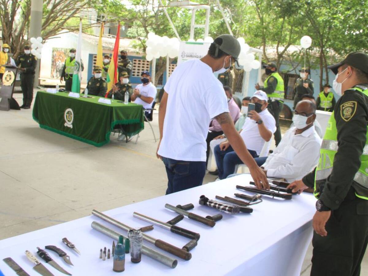 50 expandilleros entregan armas y firman pacto de no agresión