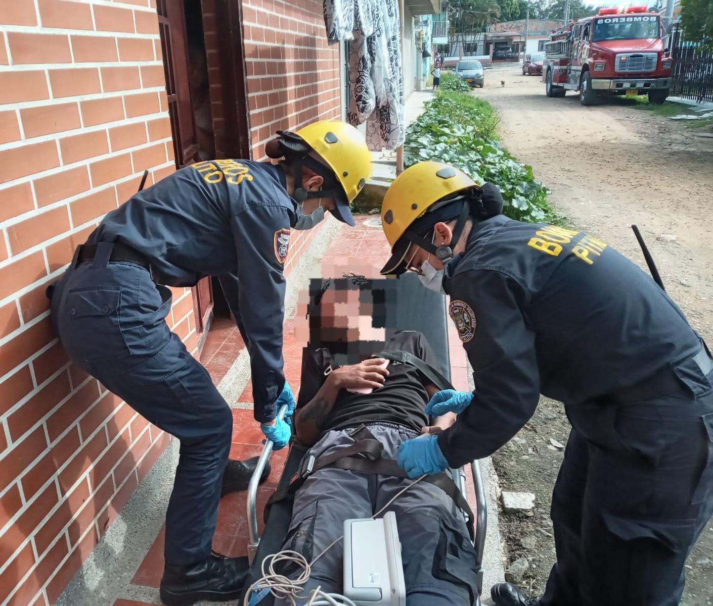 Un hombre resultó herido con un sinnúmero de picaduras de abejas.