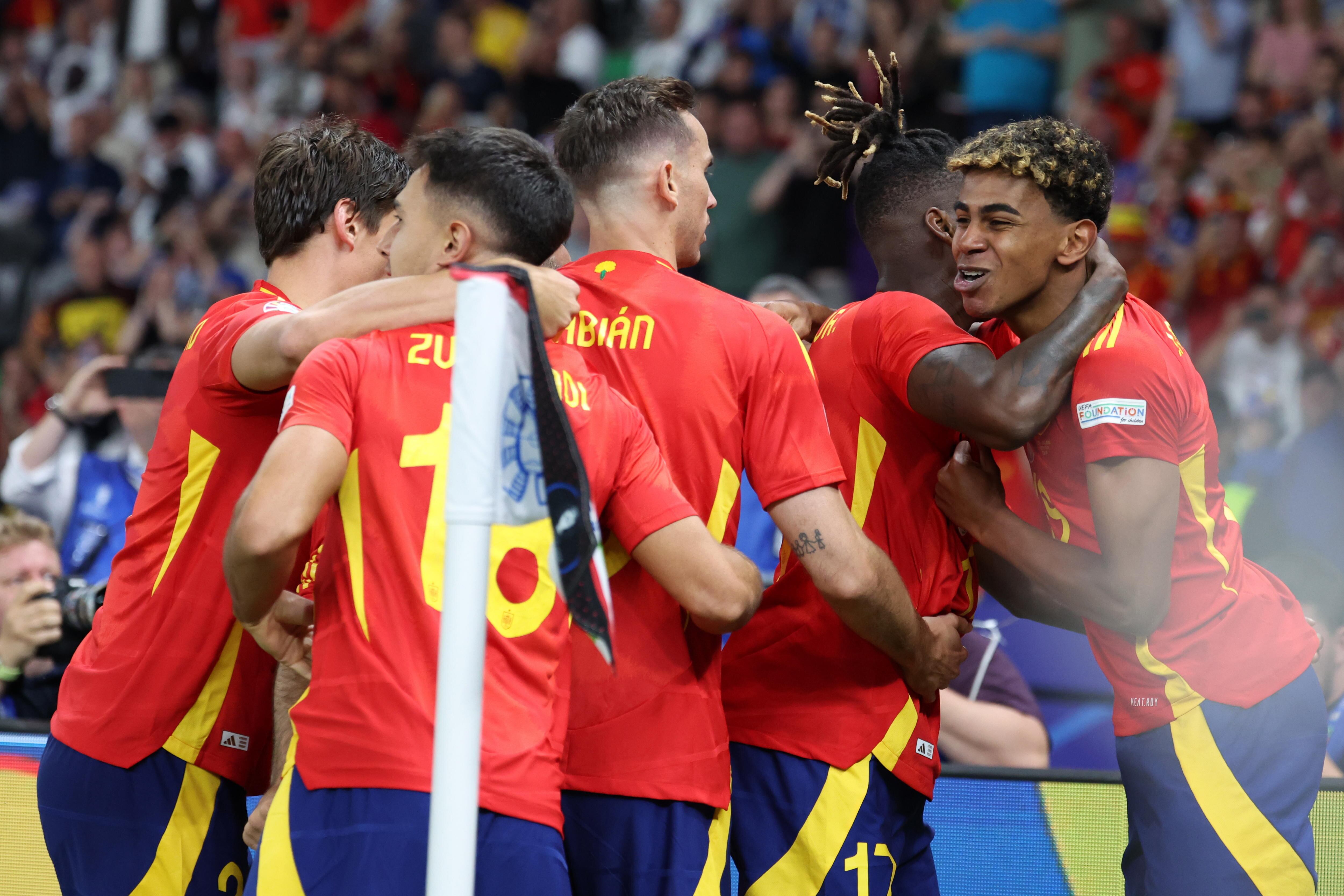 Berlin (Germany), 14/07/2024.- Nico Williams of Spain (2-R) celebrates scoring the 1-0 goal with his teammates during the UEFA EURO 2024 final soccer match between Spain and England, in Berlin, Germany, 14 July 2024. (Alemania, España) EFE/EPA/CHRISTOPHER NEUNDORF
