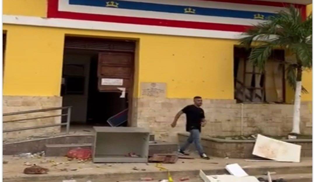 Alcaldía de Tolú tras los actos vandálicos.