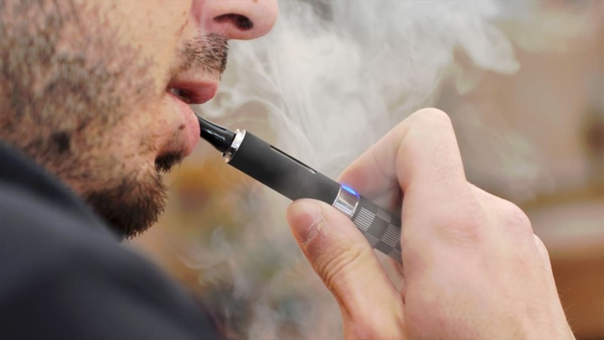 Riesgos del tabaco y cigarrillos electrónicos en salud bucal: Disminuyen la percepción de sabor y más