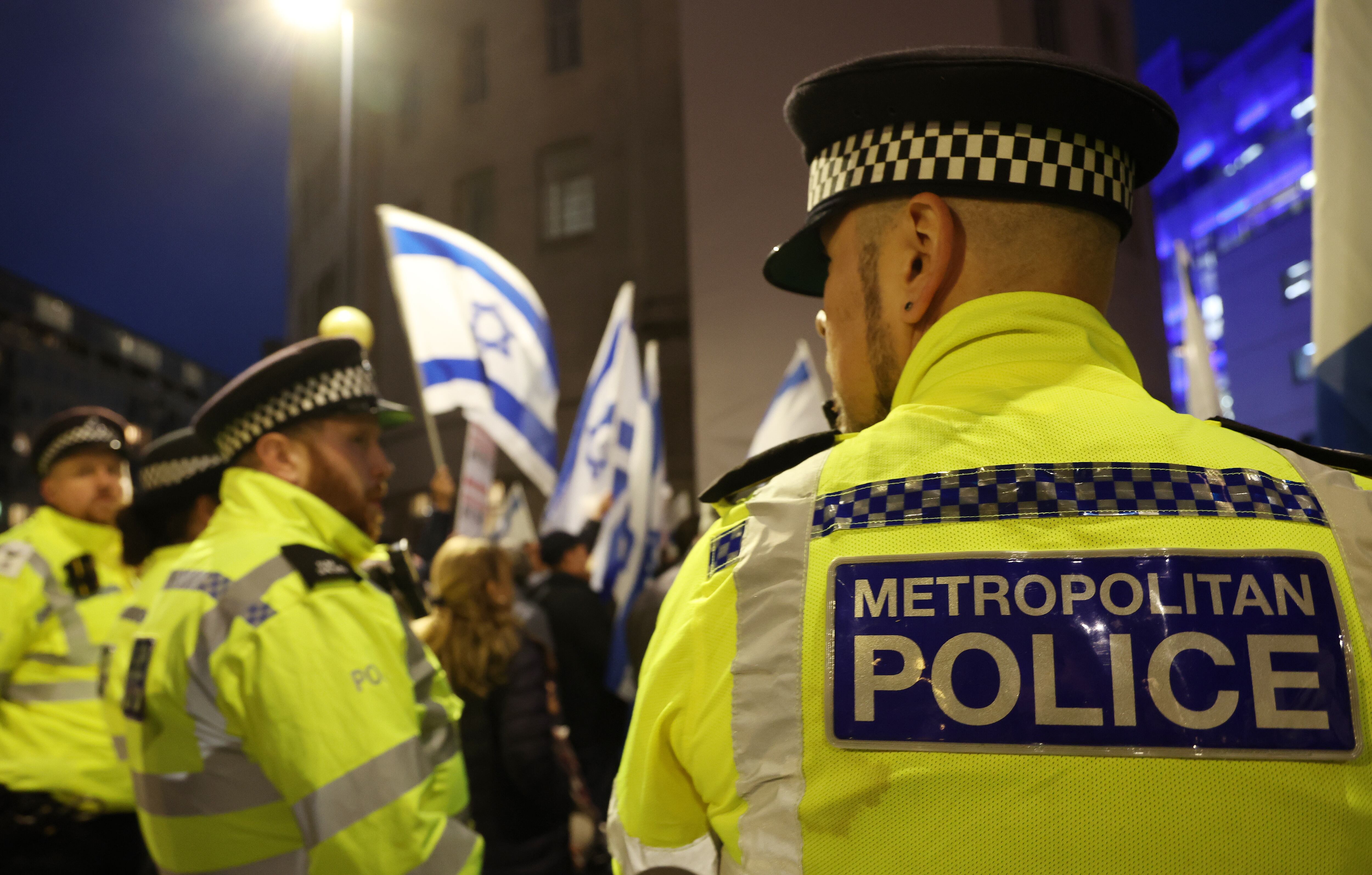 Policía británica durante una reunión de miembros de la Asamblea Nacional Judía en Reino Unido. 

 EFE/EPA/ANDY RAIN
