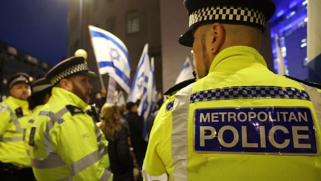 London (United Kingdom), 16/10/2023.- Police watch on as members of the National Jewish Assembly (NJA) protest outside the BBC headquarters in London, Britain, 16 October 2023. Hundreds of Jewish protesters demonstrated against the BBC for refusing to call Hamas terrorists during its recent coverage of events in Israel and Gaza. (Terrorista, Protestas, Reino Unido, Londres) EFE/EPA/ANDY RAIN