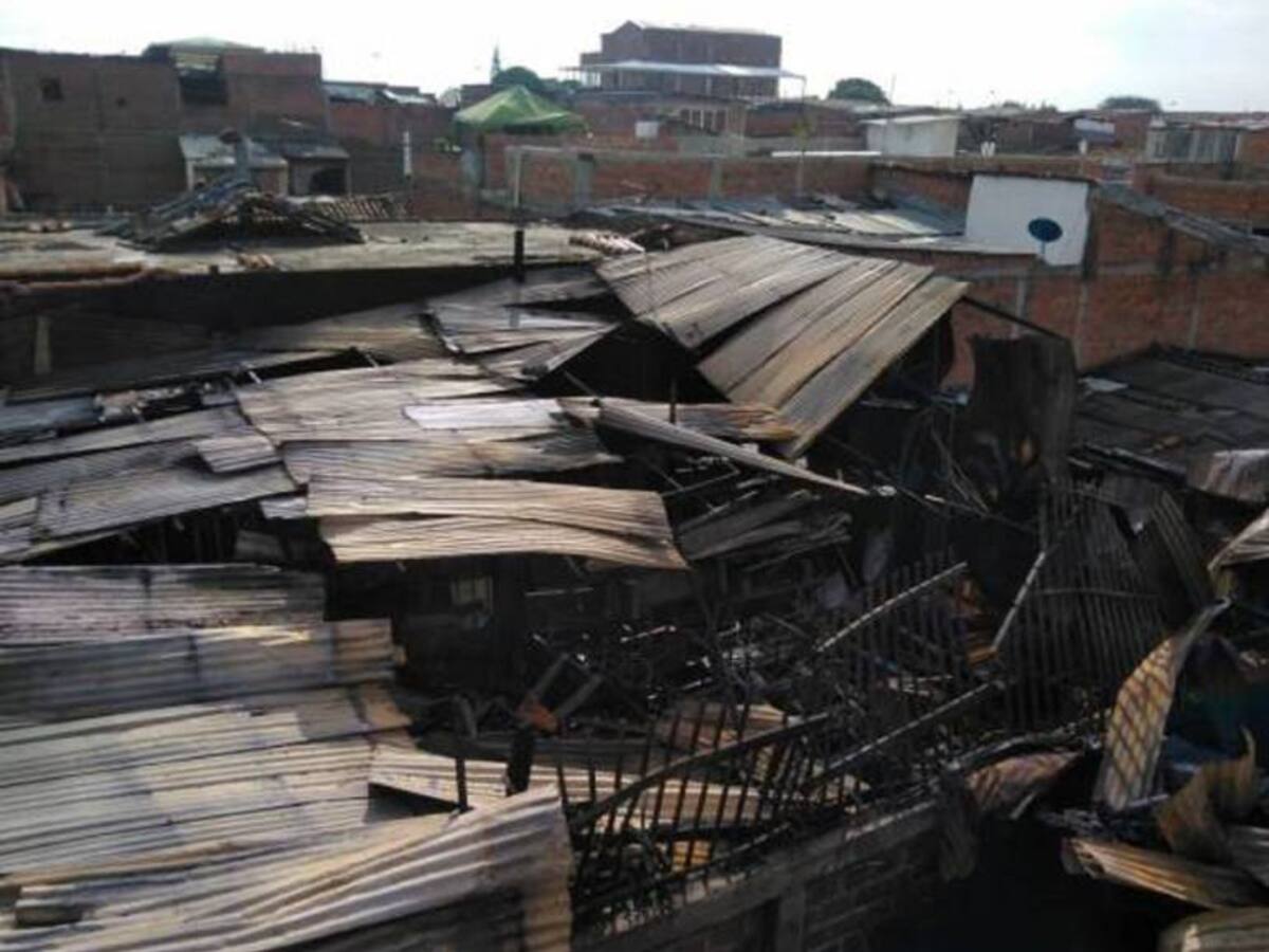 Dos heridos y tres locales destruidos dejan incendios en Cali