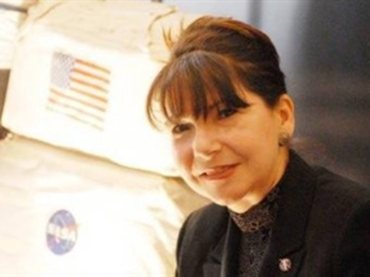 'Es bueno mantener los pies sobre la tierra con los ojos en las estrellas': Adriana Ocampo