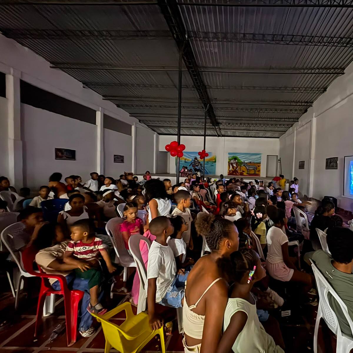 Más de 300 niños y niñas de Pasacaballos disfrutaron de “Cine al Parque”