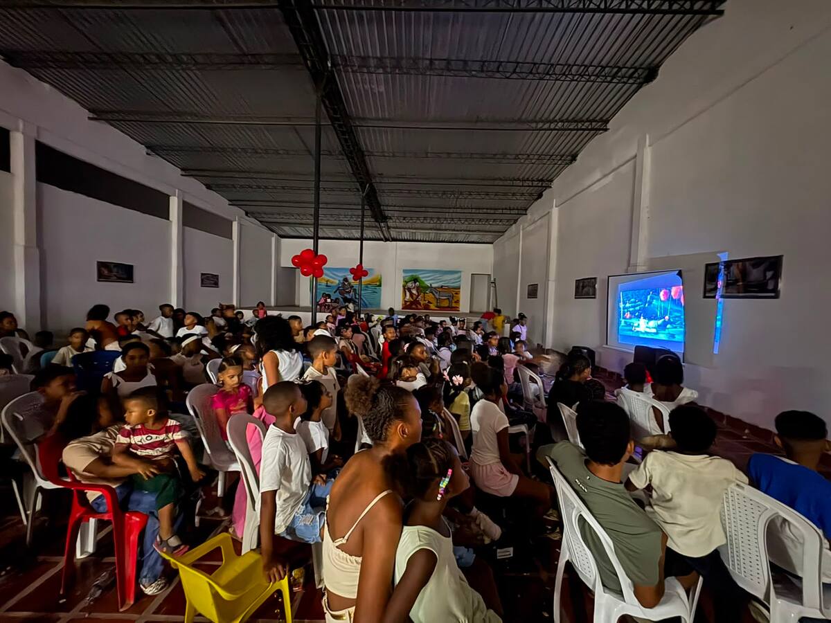Más de 300 niños y niñas de Pasacaballos disfrutaron de “Cine al Parque”