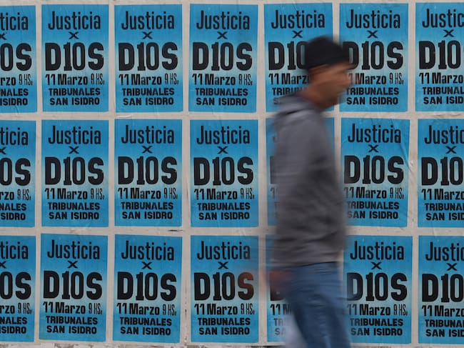 -FOTODELDÍA- AME8477. BUENOS AIRES (ARGENTINA), 11/03/2025.- Una persona camina frente a los tribunales de San Isidro, donde se lleva a cabo el juicio por la muerte de Diego Armando Maradona, este martes, en Buenos Aires (Argentina). El mediático abogado Fernando Burlando, representante de Dalma y Giannina -hijas de Diego Armando Maradona- en el juicio por la muerte del astro argentino, aseguró que fue víctima de "un plan inhumano de resultado eficaz" y que "en cualquier hospital precario le hubieran salvado la vida". EFE/ Juan Ignacio Roncoroni