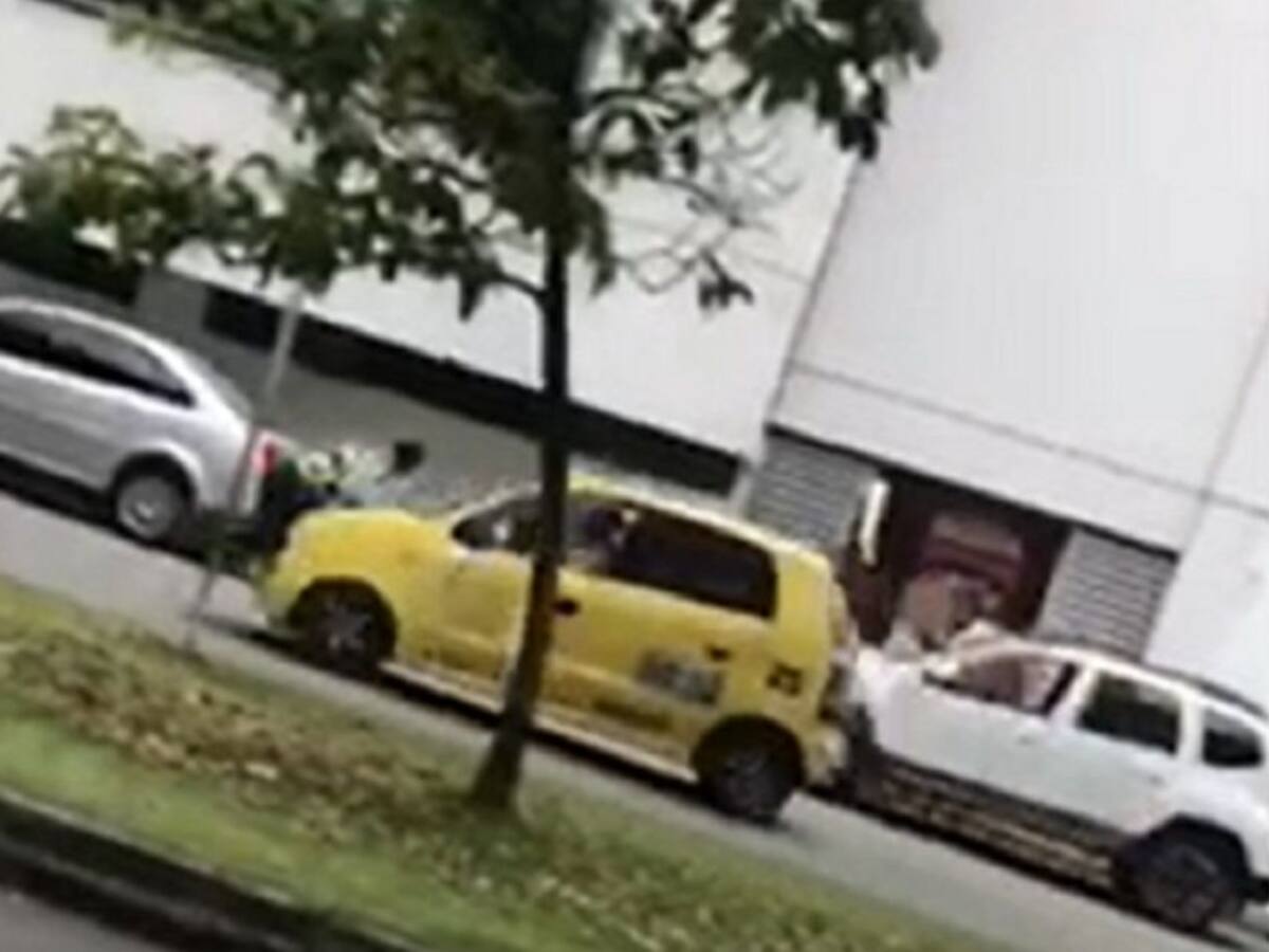 VIDEO: Taxista arrastró agente de tránsito en el capó del carro