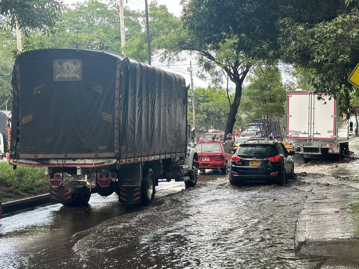 El calvario de los conductores por las inundaciones en Girón